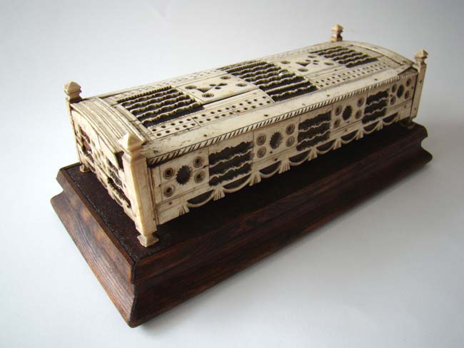 A fine Napoleonic Prisoner-Of-War Bone Games Box circa 1795-1815 — image 6